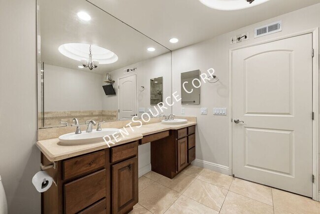 Building Photo - 12044 Hoffman St