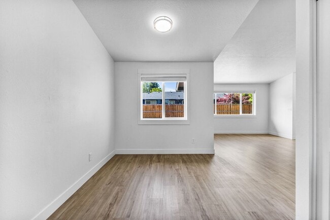 Building Photo - Beautifully Renovated 3-Bedroom Home in Qu...