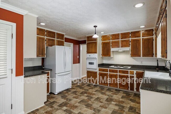 Building Photo - 1110 Maple Cir