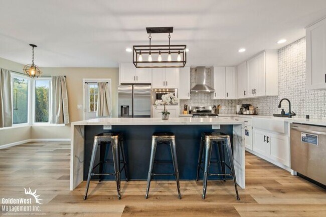 Building Photo - Charming 3Bdm 3Ba Unfurnished Home with Pa...
