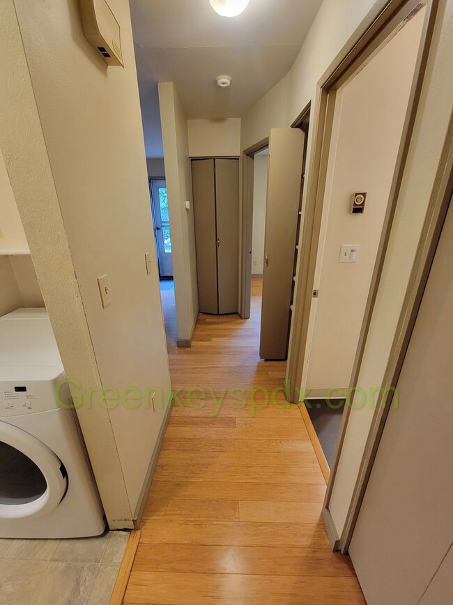 Building Photo - 2 Bedroom 2 Bath Unit in St.Johns with Ful...