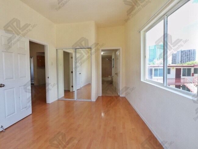 Building Photo - 1095