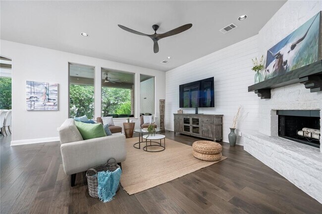 Building Photo - 16121 Golden Top Dr