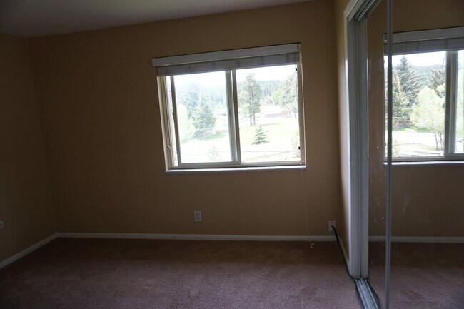 Building Photo - 2 bed / 1 bath rental