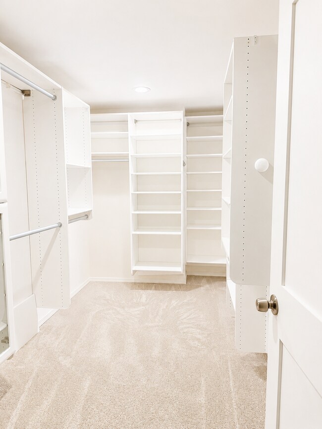 Building Photo - Beautifully Remodeled Home in Prime Kirkland Location | Designer Finishes | Spacious Layout | Top...