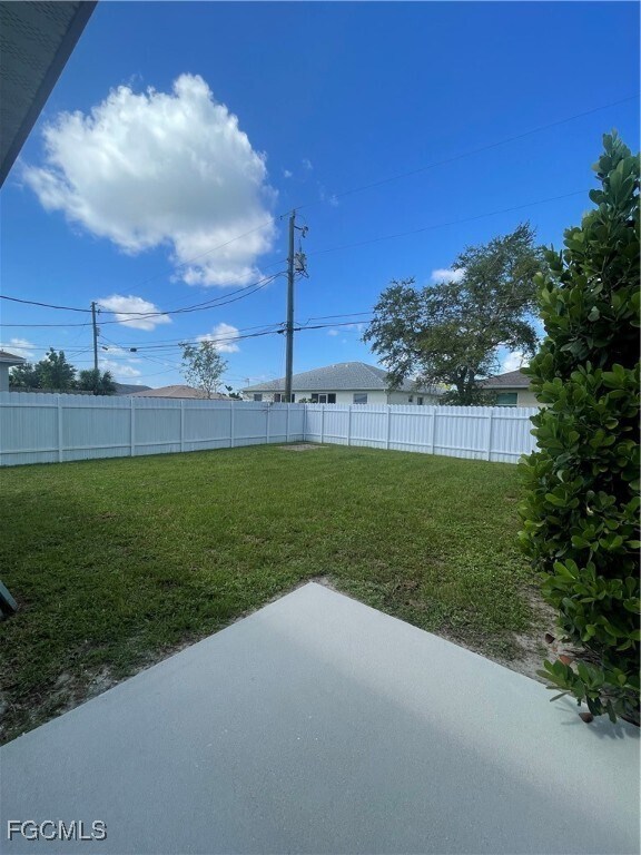 Building Photo - 1020 NE 8th Pl