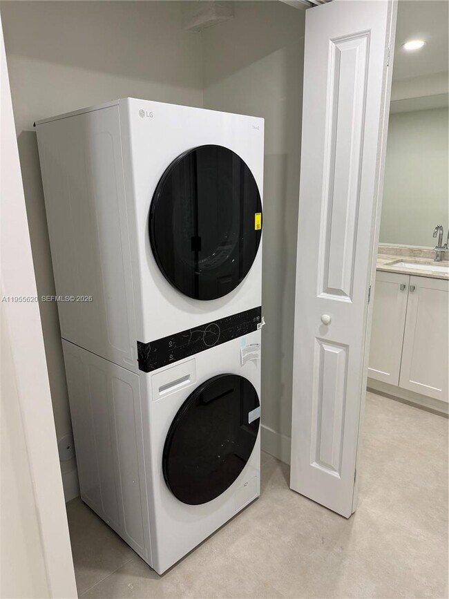 Building Photo - 8005 Lake Dr