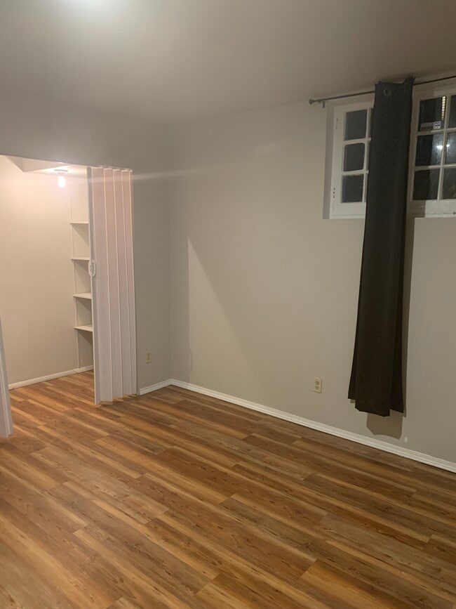 Building Photo - 6525-6525 N Haight Ave