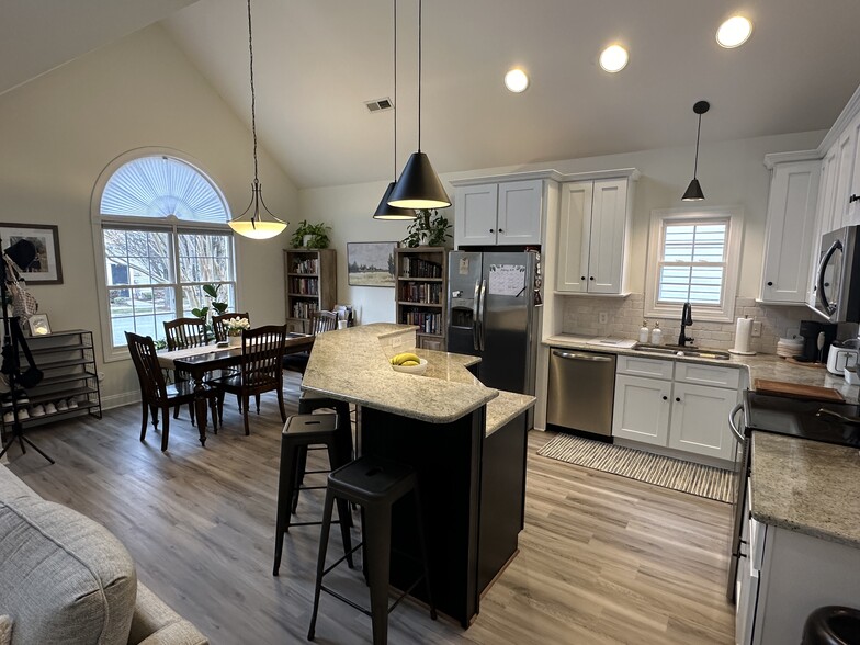 Building Photo - 521 Capstone Dr