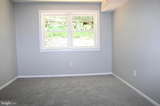 Building Photo - 167 Parker Ave