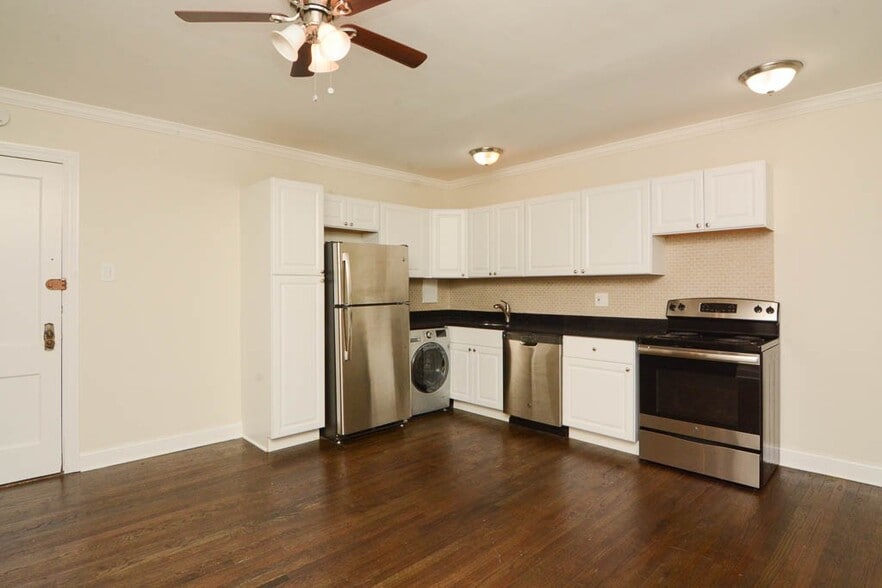 Building Photo - 3345 N Marshfield Ave