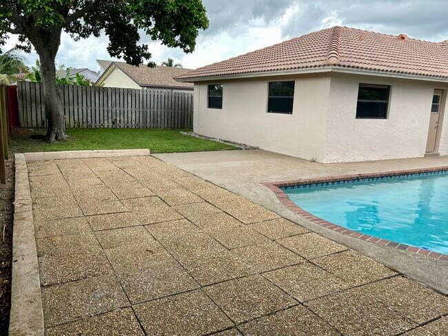 Building Photo - 6162 Amberwoods Dr