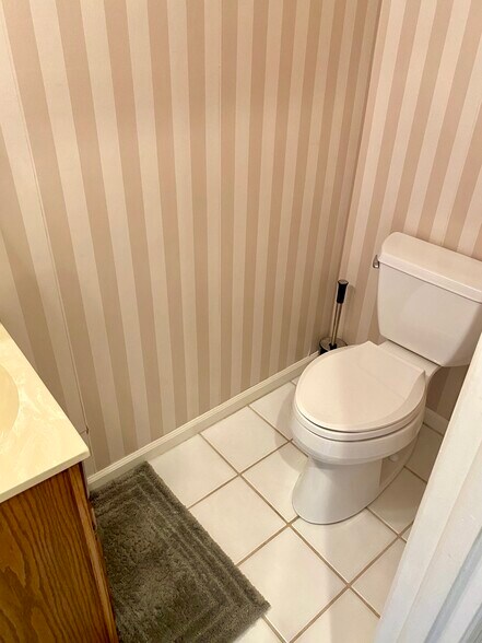 Half bath - 816 Oak St