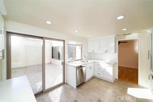 Building Photo - 13 Morena