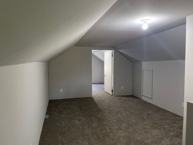 Building Photo - Pet Friendly 4 bedroom 1 bath