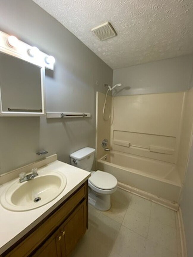 Building Photo - 1966 Glenwick Dr