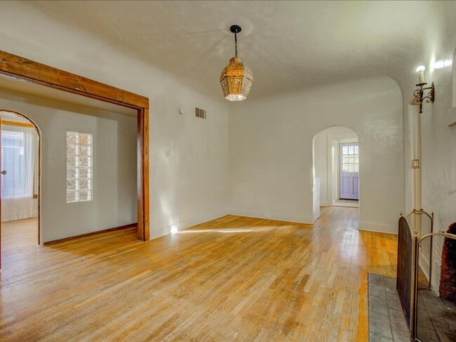 Building Photo - 2 Bedroom 2 Bathroom