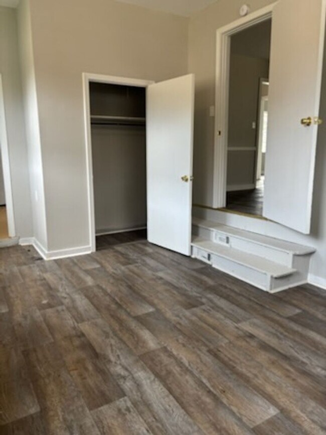 Building Photo - 335 Cummins St