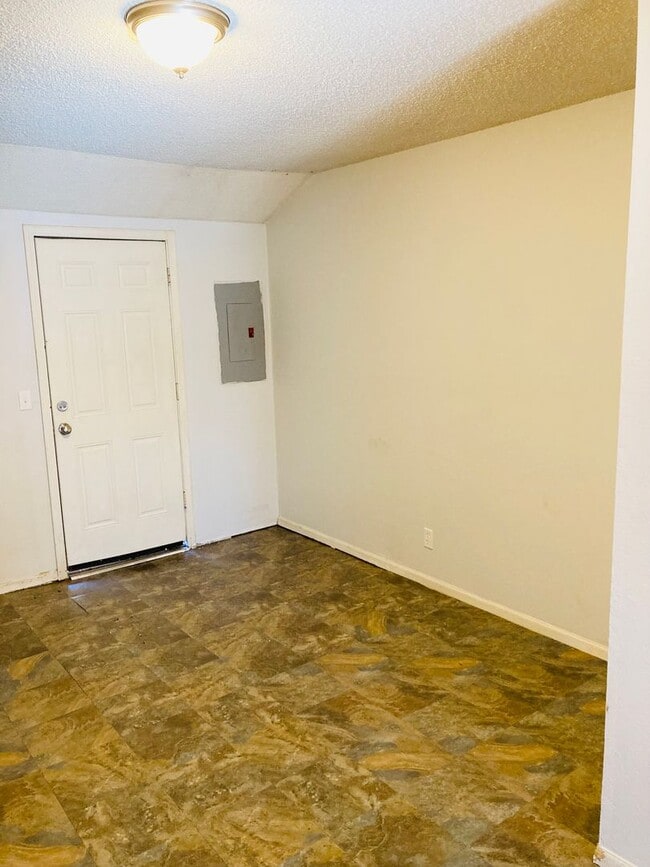 Building Photo - Affordable 2 Bedroom Apartment!