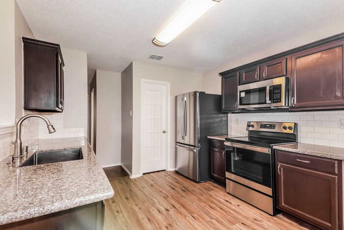 Building Photo - 1429 Hickory Creek Ln