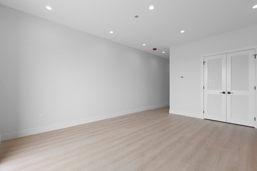 Building Photo - 906 W Dakin St
