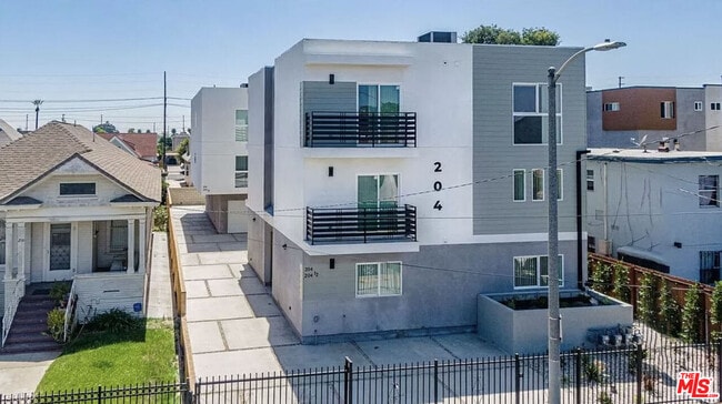 Building Photo - 204 E 29th St