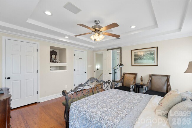 Building Photo - 703 S Summit Ave