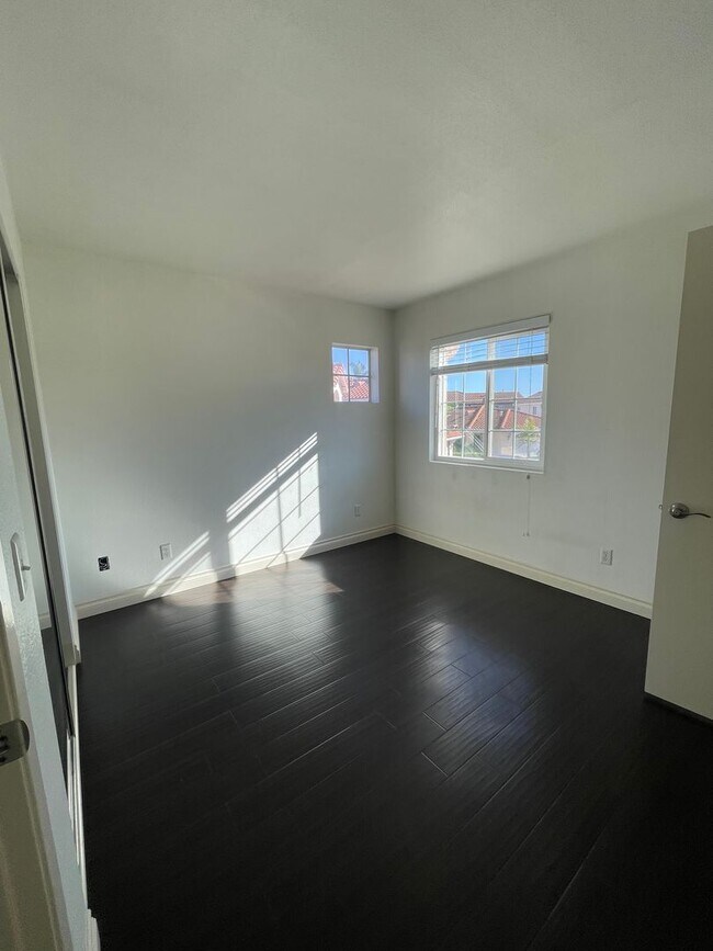 Building Photo - Spacious House for Rent