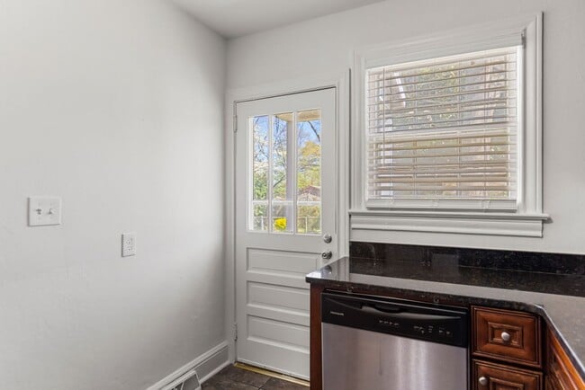 Building Photo - 202 Robinson St