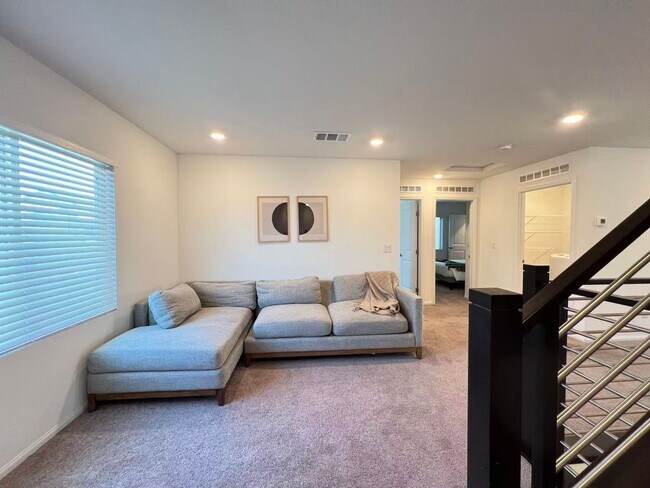 Building Photo - Beautiful 3-story home with 4 bedrooms and 3.5 bathrooms