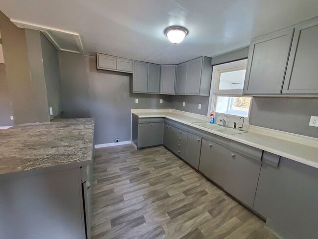 Building Photo - For Rent- Beautiful home in Evansdale! Pets Ok!