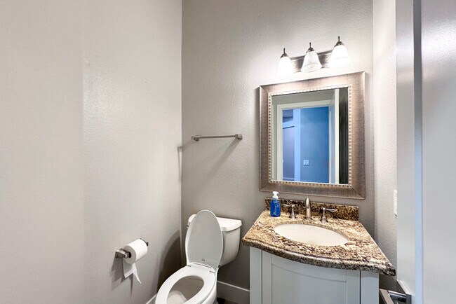 Building Photo - 3Bed/2.5 Ba House in Gated Community in No...
