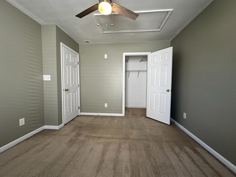 Building Photo - Room in House on Sunburst Ln