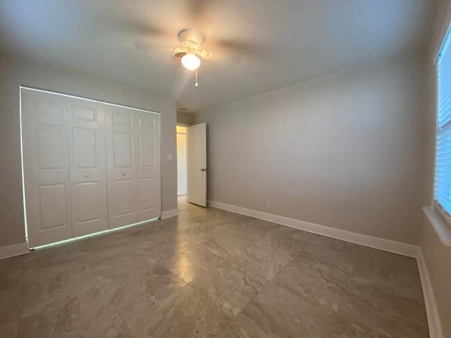 Building Photo - Two Bedroom Beachside Duplex with Garage!