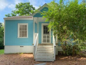 Building Photo - Rare Opportunity! Charming two bedroom house, walking distance to Franklin Street and UNC.