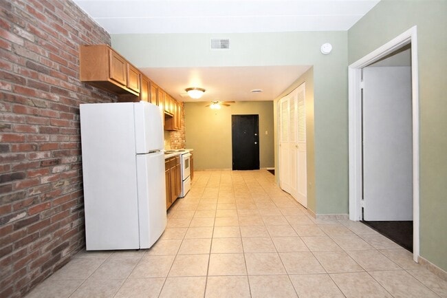 Interior Photo - BRADFORD APARTMENTS -- 094