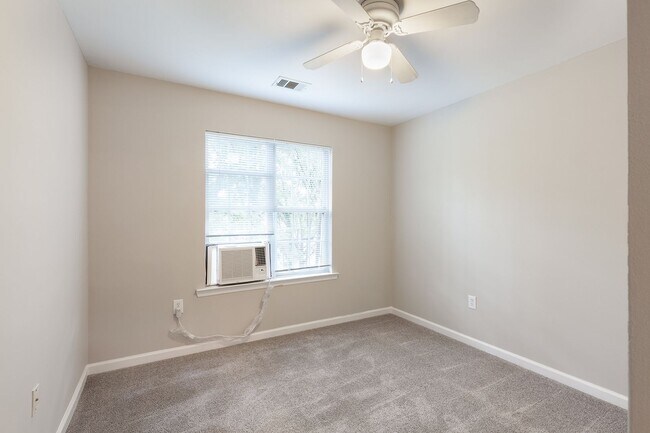 Building Photo - 3bd/2ba Duplex Unit w/ Garage in Ideal Loc...