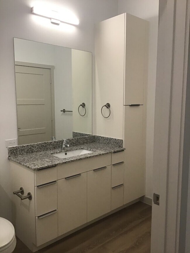Building Photo - 1700 Willow Creek Dr