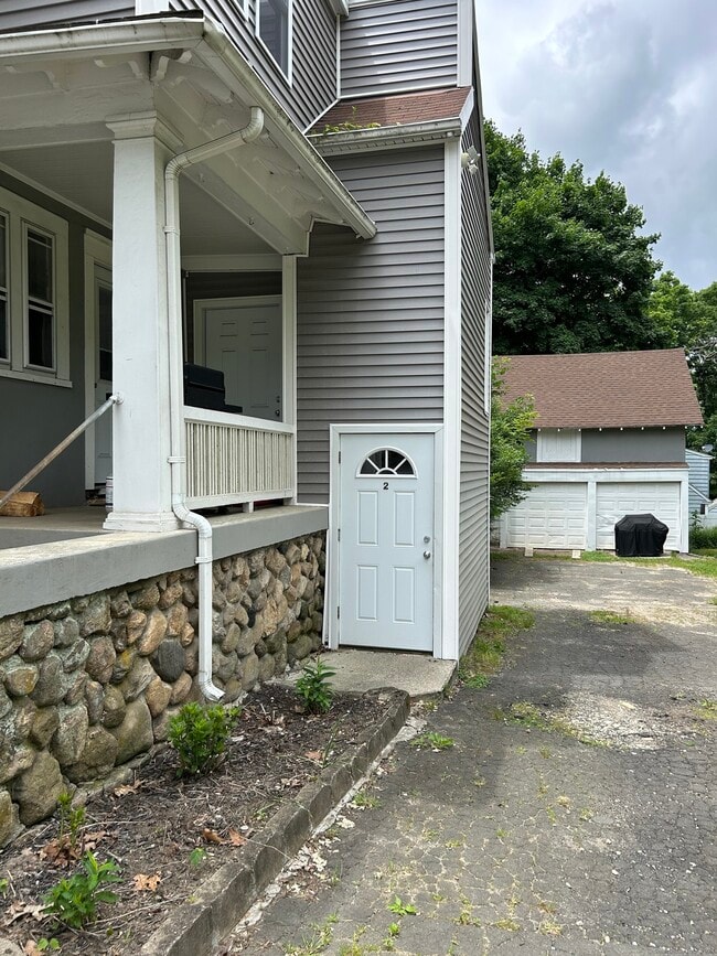 Building Photo - 647 E Main St