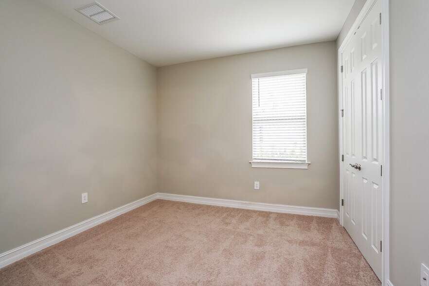 Building Photo - 603 Vinca Rosea