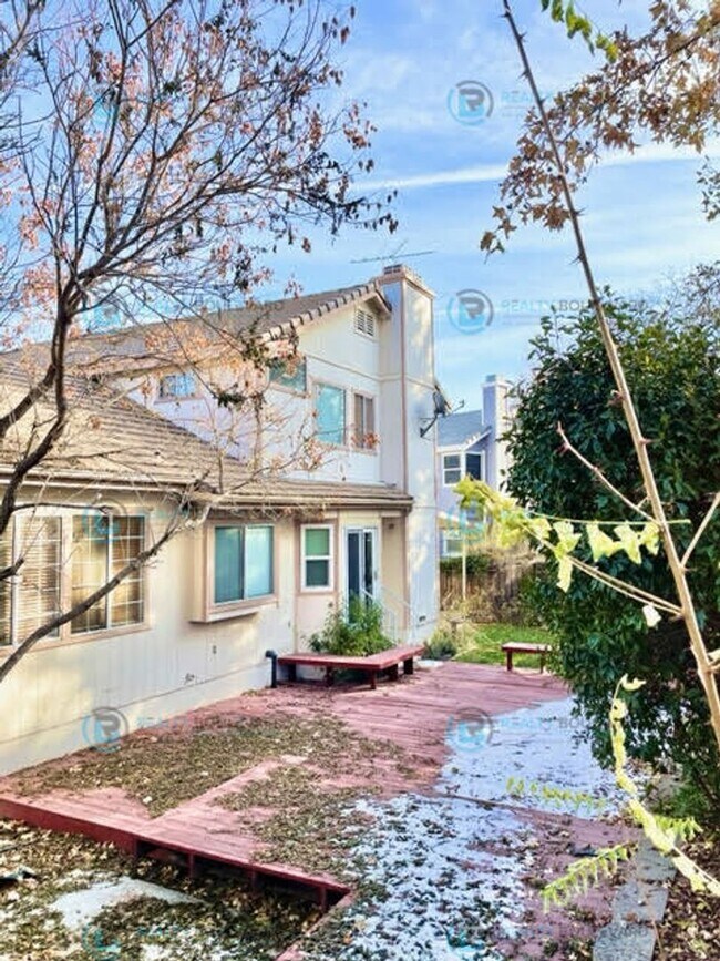 Building Photo - Well-Appointed 4BR Home with Open Floorplan & Expansive Yard