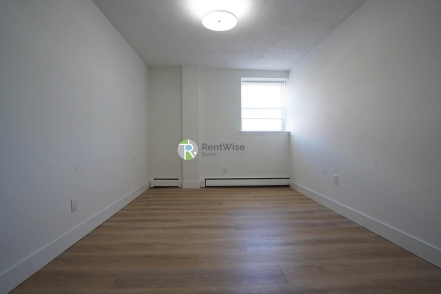 Building Photo - 740 E 7th St