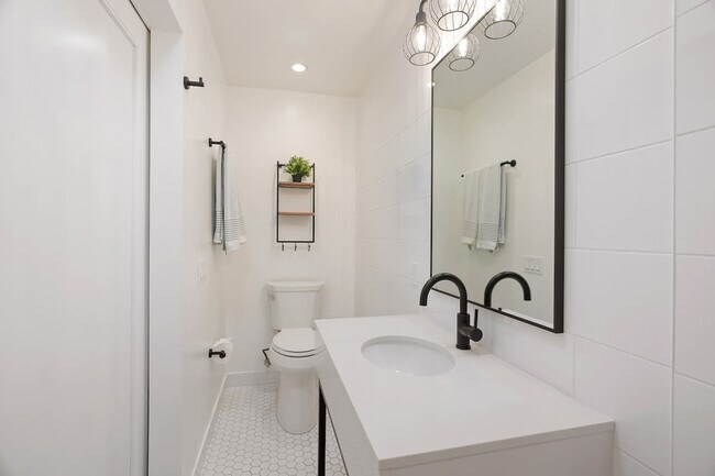 Building Photo - 2464 Jefferson St