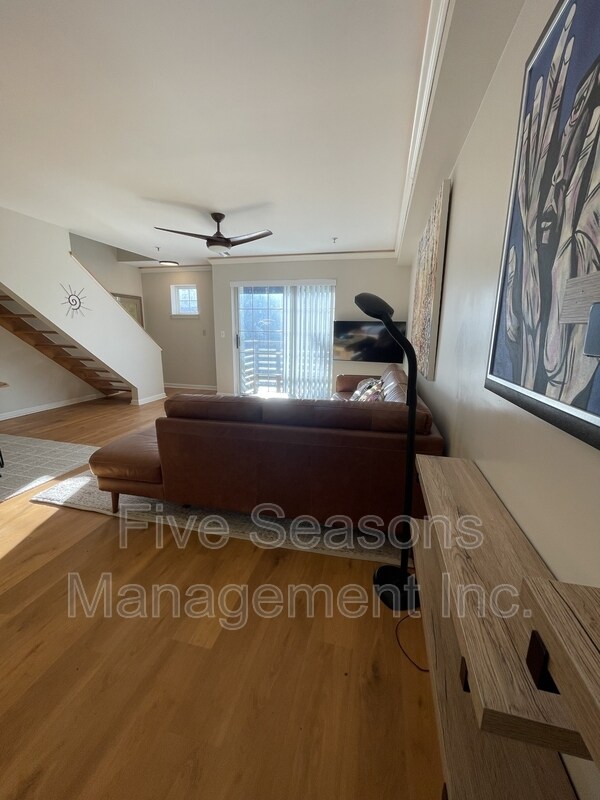 Building Photo - 352 Hildred Dr