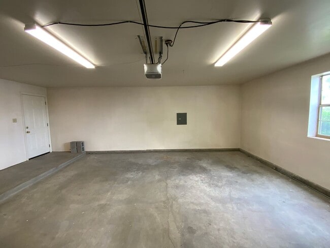 Building Photo - 2 Bedroom Single Story Home Available Near...
