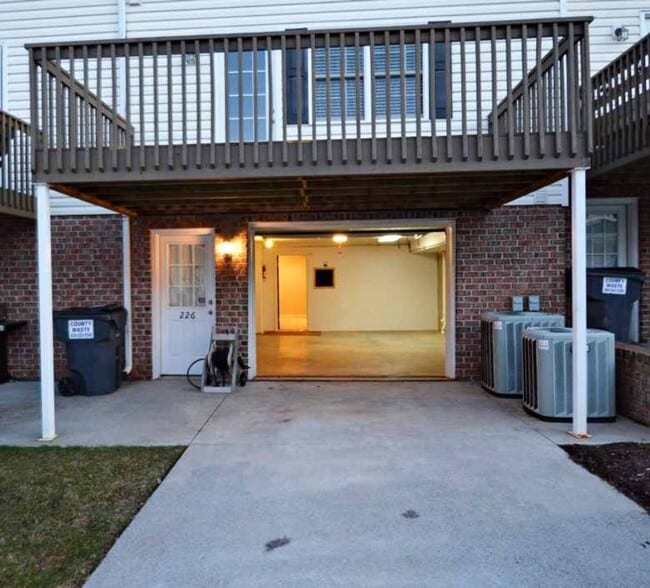 Building Photo - 226 Duncraig Dr