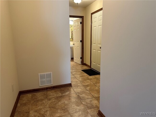 Building Photo - 8047 Laurel Park Ln