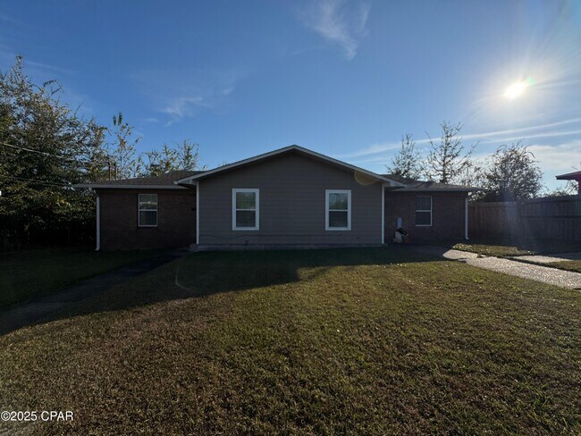 Building Photo - 4006 E 11th St