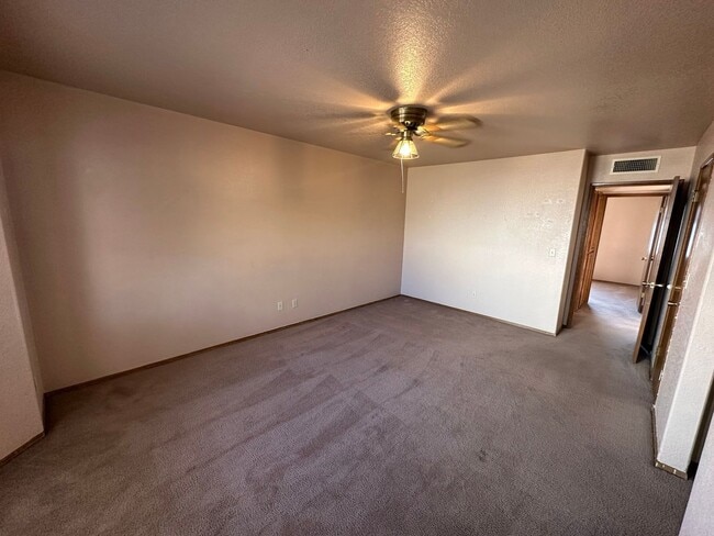 Building Photo - Cute 2 bedroom, 2 bathroom home with firep...