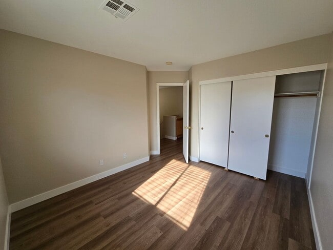 Building Photo - A Fabulous 5 Bedroom Home with 1 Bedroom and 3/4 Bathroom downstairs